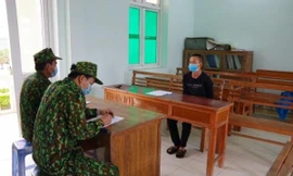 Đối tượng Tấm (bìa phải) khai nhận hành vi phạm pháp với lực lượng Biên phòng .Ảnh: Vi Toàn 