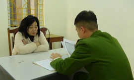 Đối tượng Đinh Thị Cúc (bìa trái) -ảnh: CB