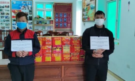 Hai đối tượng Hoàng và Duyên cùng tang vật tại đồn Biên phòng Chi Ma (huyện Lộc Bình, Lạng Sơn) -Ảnh: Vi Toàn 