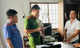 Lực lượng chức năng khởi tố bị can Bùi Văn Tâm (bìa phải). 