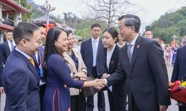 Phó Tổng Thư ký Chính hiệp Toàn quốc Trung Quốc Trương Mậu Vu đón đoàn đại biểu cấp cao Trung ương MTTQ Việt Nam nhập cảnh sang Trung Quốc. 