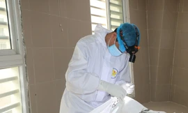 Các Bác sỹ tiến hành lấy giác mạc người tai nạn giao thông đã tử vong ở Lạng Sơn. 