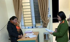 Đối tượng Hoàng Thị Ngân (bìa trái) -Ảnh: CB