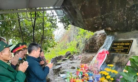 Các cựu chiến binh từng chiến đấu ở mặt trận Lạng Sơn năm 1979 và người dân địa phương tưởng niệm các Anh hùng liệt sỹ và đồng bào đã tử nạn tại Pháo đài Đồng Đăng -Ảnh: Duy Chiến 