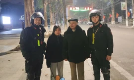 Lực lượng công an bàn giao cháu bé bị lạc cho ông Nguyễn Trường Lung. (ảnh: CA)