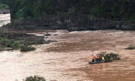 Tìm kiếm nữ sinh đuối nước. 