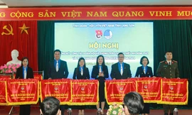 Nhiều tập thể được tặng cờ thi đua. Ảnh: Duy Chiến 