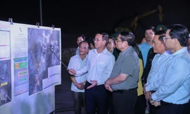 Thủ tướng Phạm Minh Chính nghe báo cáo về xây dựng thí điểm cửa khẩu thông minh. (ảnh: N.B)