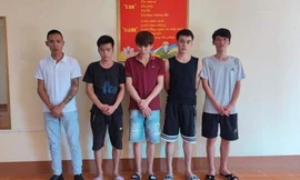 Năm đối tượng ở huyện biên giới Văn Lãng mang "hàng nóng" đến thị trấn Văn Quan để hát, sử dụng ma túy -ảnh: T. Tâm 