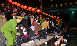 Thả đèn hoa đăng trên sông Kỳ Cùng. 