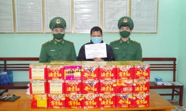 Nguyễn Văn Công (giữa) và tang vật -Ảnh: Vi Toàn 