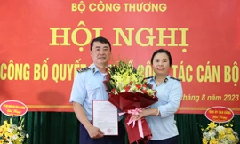 Lãnh đạo Tổng cục QLTT trao quyết định cho ông Trần Mạnh Hùng. Ảnh: A.D