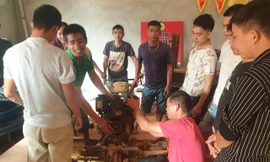 Bà con nông dân Cao Lộc học sửa chữa nông cụ. Ảnh: Duy Chiến 
