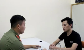 Đối tượng Đinh Ngọc Long (bìa phải) tại cơ quan công an -Ảnh: Duy Chiến 