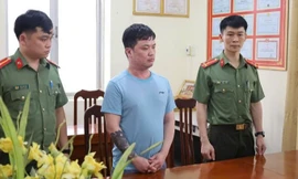 Lê Việt Hùng (giữa) bị khởi tố. 