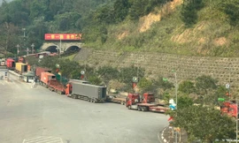 Xe chở hàng xuất khẩu ở cửa khẩu quốc tế Hữu Nghị. 