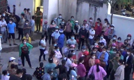 Một số đối tượng lôi kéo người dân đến gây rối trước trụ sở công an huyện Lộc Bình . Ảnh do công an tỉnh Lạng Sơn cung cấp 