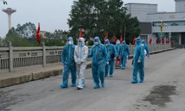 Đối tượng Phong (giữa, hàng đầu) bị trao trả về Việt Nam qua cửa khẩu Tà Lùng (Cao Bằng) -Ảnh: TL 