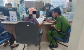 Cán bộ công an tỉnh Cao Bằng kịp thời giải thích cho bà H (giữa) về hành vi lừa đảo qua mạng của một số kẻ xấu -Ảnh: CB