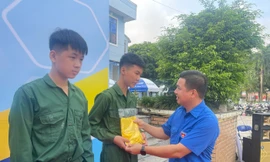 Tặng quà cho các chiến sỹ nhí. Ảnh: H.T