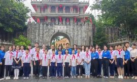 Đoàn đại biểu thiếu nhi Lạng Sơn tại Hữu Nghị Quan (Quảng Tây, Trung Quốc). 