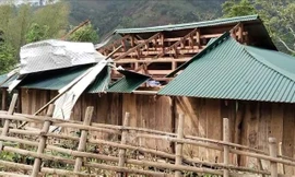 Nhà dân ở Cao Bằng bị tốc mái