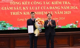 Ông Nguyễn Đức Thuận nhận Quyết định, hoa chúc mừng của lãnh đạo Tỉnh ủy Lạng Sơn. 