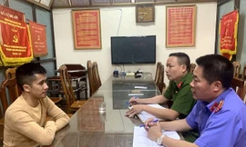 Đối tượng Huy (bìa trái) tại cơ quan điều tra -Ảnh: H.M