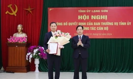 Lãnh đạo Tỉnh ủy trao hoa, quyết định cho ông Phạm Hùng Trường. Ảnh: Duy Chiến 
