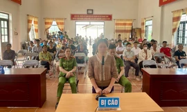 Bị cáo Vy Thị Huệ (giữa).