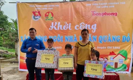 Tặng quà gia đình em Thảo .Ảnh: Duy Chiến 