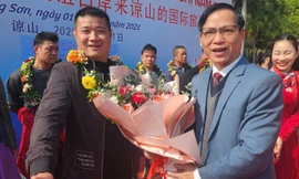Đoàn khách quốc tế 'xông đất' cửa khẩu Hữu Nghị