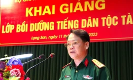 Đại tá Lương Đình Nhạc, Phó Chính ủy Bộ CHQS tỉnh lạng Sơn phát biểu tại lớp bồi dưỡng.