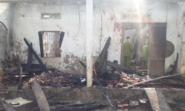 Lực lượng chức năng Lạng Sơn điều tra, xử lý vụ hỏa hoạn tại gia đình anh Hà Văn Tạ -Ảnh: TL