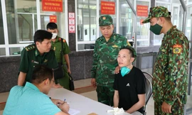 Đối tượng Vàng Vản Hờ (giữa) tại cơ quan Biên phòng tỉnh Cao Bằng -Ảnh: PV