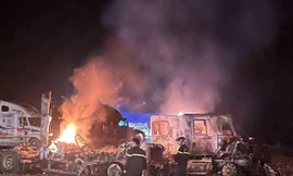 Hiện trường vụ cháy 2 xe container ở Khu phi thế quan cửa khẩu Tân Thanh -Ảnh: Duy Chiến 