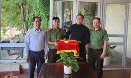 Công an thành phố Cao Bằng trao tặng cờ Tổ quốc cho giáo xứ Thanh Sơn. Ảnh: CB