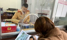 Quái xế vi phạm ký biên bản -Ảnh: LS