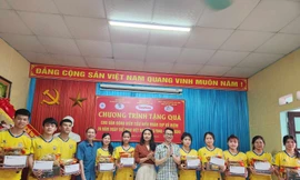 Tặng quà cho các VĐV.