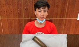 Đối tượng Đức và tang vật đe dọa hàng xóm .Ảnh: A. Khoa