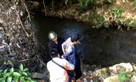 Sau hơn một giờ gây án, đối tượng Hoàng Văn Vũ (giữa) bị bắt -Ảnh: PV