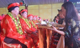 Dâng trà hiếu lễ với cha mẹ- hoạt động ý nghĩa trong Đại lễ chúc thọ ở Lạng Sơn -Ảnh: Duy Chiến 