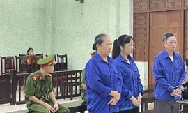 Các bị cáo ra tòa lĩnh án.