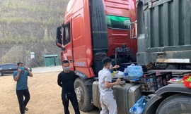 Việc nấu nướng, sinh hoạt hàng ngày của cánh lái xe đường dài tại cửa khẩu Tân Thanh thực hiện tạm bợ, mất an toàn vệ sinh thực phẩm -Ảnh: Duy Chiến 