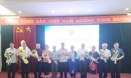 Tặng hoa "những người giữ lửa" .Ảnh: Duy Chiến 