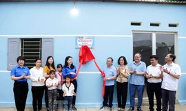 Tỉnh Đoàn lạng Sơn phối hợp với ban ngành, đoàn thể khánh thành nhà cho hộ nghèo. 