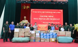 Ban Thanh niên Quân đội tặng quà cho nhân dân tỉnh Thái Nguyên. (ảnh: Giang Nam)