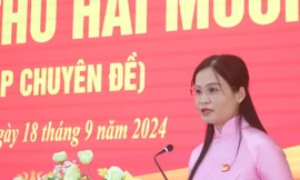 Chủ tịch UBND huyện Dương Thị Hạnh phát biểu nhận nhiệm vụ. 