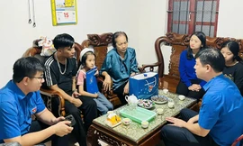 Đoàn công tác của Trung ương Đoàn thăm hỏi, hỗ trợ gia đình bị thiệt hại bởi cơn bão số 3.