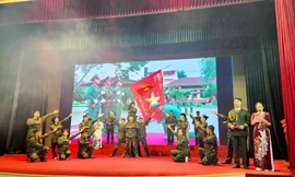 Văn nghệ thắm tình quân dân (ảnh: Duy Chiến)